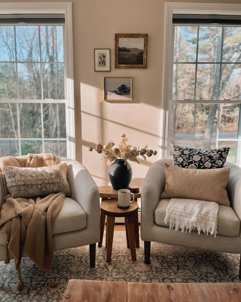 Springy Living Room Views ☀️ 🌷 The morning sunshine this time of years always hits a little different 🙌 Shop my home through the link in my bio! FOLLOW @distinctively.home ✨ ✨ #sundaystills #sundayvibes #springtime #springdecor #livingroom #livingroomdesign #livingroomdecor #livingroominspiration #springsun #morningsun #slowsunday Cozy Living Room Couch Ideas, Cozy Rustic Modern Living Room, Simple Traditional Living Room, Nvm Living Room, Cozy Living Rooms With Color, Simple Vintage Home Decor, How To Make A Modern Home Cozy, Small House Aesthetic Interior Design, Add Color To Grey Living Room