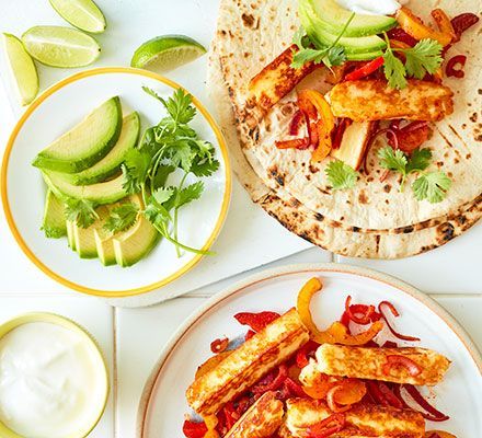 Halloumi fajitas Cooking Halloumi, Easy Chicken Fajitas, Fried Halloumi, Vegetable Quinoa, Grilled Halloumi, Fajita Recipe, Bbc Good Food, Bbc Good Food Recipes, Vegetarian Dinner