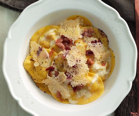 Ravioli Carbonara Recipe - La Cucina Italiana Ravioli Carbonara, Pasta Alla Carbonara, Carbonara Sauce, Italian Pasta Dishes, Ravioli Recipe, Carbonara Recipe, Pasta Fatta In Casa, Carbonara Pasta, Pasta Dough