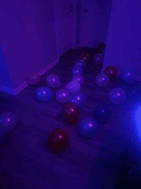 House Party Aesthetic Decor, Party Bedroom Aesthetic, Dark Purple Party Aesthetic, Basement Party Decor, House Of Balloons Aesthetic Party, Small House Party Aesthetic, Balloons On Floor, College House Party Aesthetic, 2010 Party Aesthetic