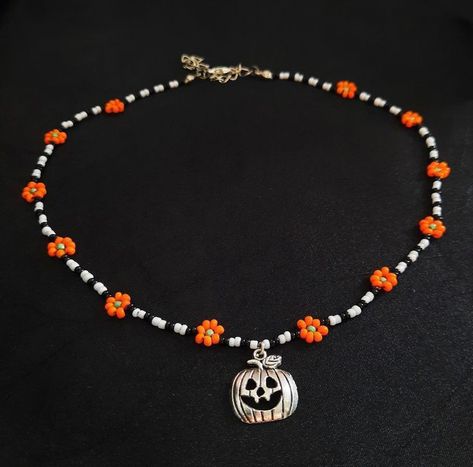 Halloween Inspired Beaded Jewelry, Beaded Halloween Necklace, Beaded Jewelry Halloween, Halloween Rings Diy, Halloween Seed Bead Necklace, Halloween Inspired Bracelets, Seed Bead Halloween Jewelry, Halloween Themed Jewelry, Halloween Necklace Beads