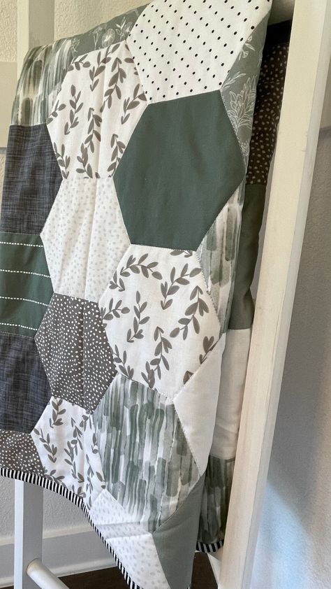 Quilts For Baby Boys, Baby Blanket Quilt Pattern, Boy Quilts Patterns, Boy Quilts Ideas, Simple Baby Quilt Patterns, Baby Boy Quilts Ideas, Green Quilts Ideas, Sage Green Quilt, Nursery Quilts