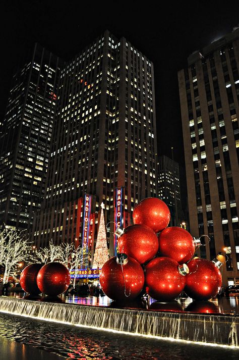 Christmas in NYC....photo by me(Elaine Kucharski) Ney York Christmas Aesthetic, Christmas Potatoes, New York Noel, Christmas In Nyc, New York City Christmas, American Christmas, Christmas Dreaming, Nyc Christmas, Christmas In The City