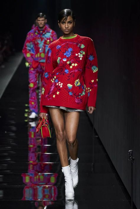 Versace's Fall/Winter 2020 Runway Show at Milan Fashion Week | POPSUGAR Fashion Black Women Runway, Women Runway Fashion, Veronique Branquinho, Women's Runway Fashion, Michael Cinco, Versace Runway, Stephane Rolland, Antonio Marras, Tony Ward