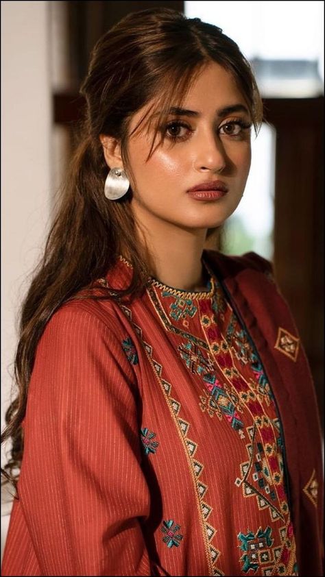 Hairstyles For Eid, Sajjal Ali, Sajal Aly, Ali Dress, Sajal Ali, Pakistani Celebrities, Bauhaus Design, Athletic Hairstyles, Simple Pakistani Dresses