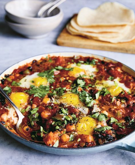 Dinner: Kristin Cavallari's Shakshuka Recipe with Green Bell Peppers (Serves 3) // 428 cal, 19g protein Kristin Cavallari Recipes, Lox Breakfast, Chicken Ragu, Shakshuka Recipe, Cozy Recipes, Fried Brussel Sprouts, Laurie Hernandez, Cozy Fall Recipes, Shakshuka Recipes