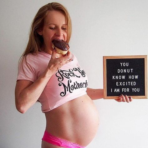 Single Mom Pregnancy, 20 Week Pregnancy Photos, Weekly Pregnancy Pictures, 20 Week Pregnancy, Single Mom Pregnancy Announcement, Funny Maternity Pictures, Funny Maternity Photos, Weekly Pregnancy Photos, Mom Pregnancy Announcement