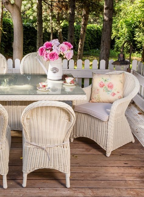 Wonderful Wicker Chairs Create a Happy Porch Transitional French Country, Wicker Porch Furniture, Wicker Garden Furniture, Wicker Rocker, Flower Cushion, Porch Furniture, Coastal Modern, Porch Flooring, Wicker Chairs