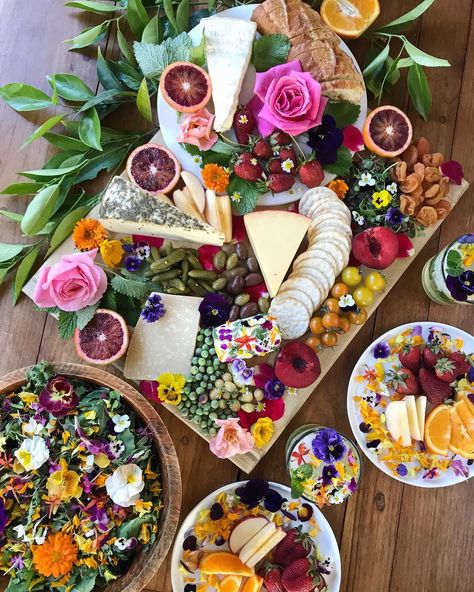 Flower feast 🌸🌼🌷🌹🌺🌻 Cheese Plate Presentation, Perfect Cheese Board, Beautiful Cheese Board, Charcuterie Inspiration, Grazing Tables, Food Table, Cheese Platters, Cheese Plate, New Cookbooks