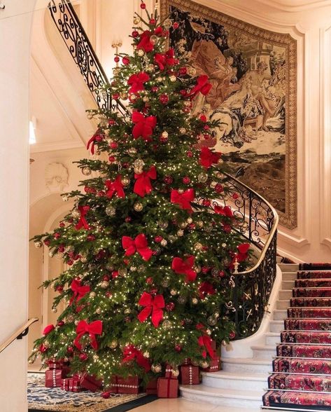 Christmas Tree Inspiration Red And Gold, Boughs Of Holly, Red And Gold Christmas Tree, Gold Christmas Tree Decorations, Classic Christmas Tree, Christmas Tree Inspiration, Tis The Season To Be Jolly, What Is Christmas, Days Until Christmas