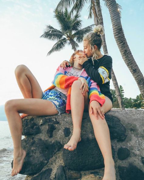 Bella Thorne and Tana Mongeau - Hawaii - 2018-06 - Album on Imgur Tana Mongeau And Bella, Tana Mongeau, Colored Cardigans, Bella Thorne, Gal Pal, Beach Photos, Beautiful Photography, Beach Pictures, Hawaii