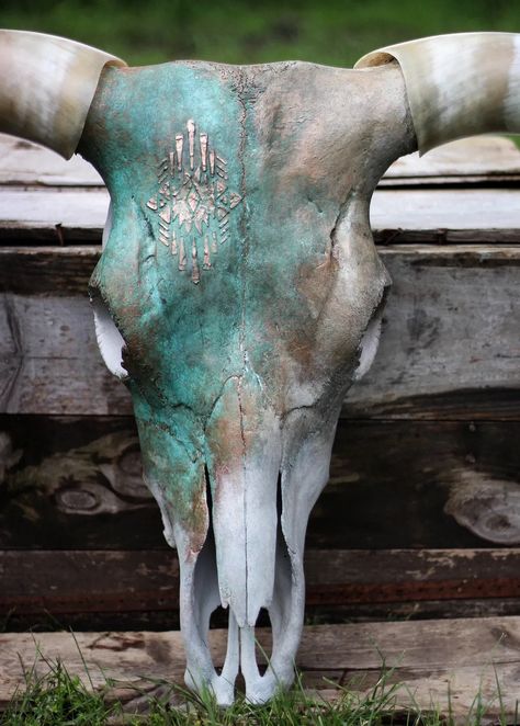 Bull Skull Wall Decor, Painted Longhorn Skull, Cowhead Skull Decor, Cow Skull Ideas, Elk Horn Decor Ideas, Painted Skull Ideas, Bull Horns Wall Decor, Cow Skull Painting Ideas, Deer Skull Painting