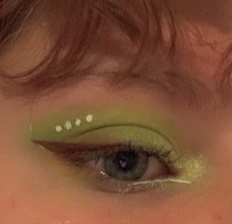 Eye Makeup Fairy, Eye Makeup Inspo Colorful, Simple Elf Makeup, Pixie Makeup Halloween, Fairy Inspired Makeup Simple, Fairy Grunge Makeup Looks, Green Aesthetic Makeup, Cute Frog Makeup, Fairy Makeup For Hooded Eyes