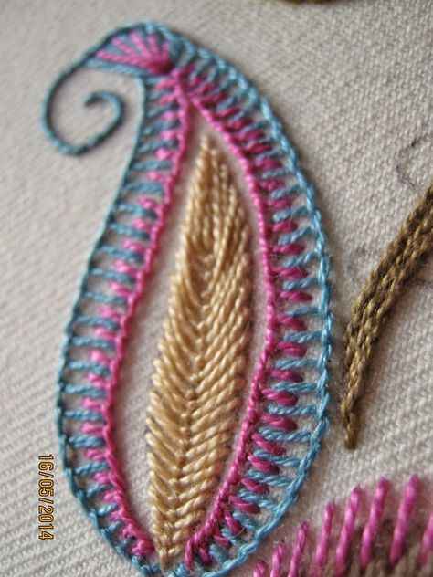 ELLA'S CRAFT CREATIONS: Scrumptious stitchery............intertwined blanket stitches Pola Sulam, Brazilian Embroidery, 자수 디자인, Crewel Embroidery, Hand Embroidery Stitches, Blanket Stitch, Hand Embroidery Patterns, Embroidery Inspiration, Embroidery Tutorials