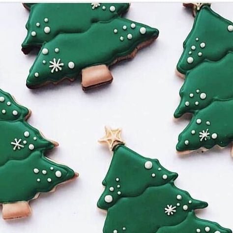 AmourDuCake on Instagram: "Yes or no?? christmas tree cookies collection 🎅🎄🌲🌲🎄🎄🦌 by @darcychang Its so cute !!!!! 😍😍😍😍😍😍 I love the marble christmas tree #cookie #cookies #christmastree #reindeers #christmascookies #christmas #cute #sprinkles #marble #grey #green #snow #stars #christmasparty #pearl #food #foodporn #amourducake #pastry #bakery #photooftheday #picoftheday #" Christmas Tree Royal Icing Cookies, December Cookies, Christmas Sugar Cookie Designs, Christmas Tree Sugar Cookies, No Christmas Tree, Christmas Sugar Cookies Decorated, Cookie Decorations, Iced Biscuits, Iced Sugar Cookies