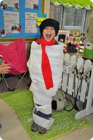 12 Coolest Holiday School Party Games – Part 2 ***Snow Man Race*** Directions: Divide kids into two teams. Each team picks one person to be the snowman. In one minute, each team wraps their classmate in toilet paper and top with a scarf and hat to look like a snowman. Next person is the snowman and so on until everyone has had a turn. School Party Games, Classroom Holiday Party, Classroom Christmas Party, School Holiday Party, Theme Carnaval, School Christmas Party, Snowman Party, Minute To Win, Scarf And Hat