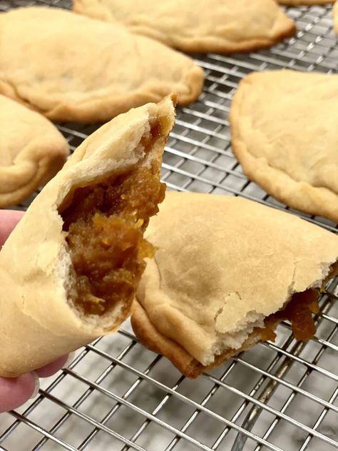 Empanadas de Calabasa (Pumpkin Empanadas) Pumpkin Empanadas Mexican Recipe, Mexican Empanadas, Pumpkin Empanadas, Back Kitchen, Mexican Sweet Breads, Pumpkin Syrup, Mexican Dessert Recipes, Homemade Sweets, Empanadas Recipe