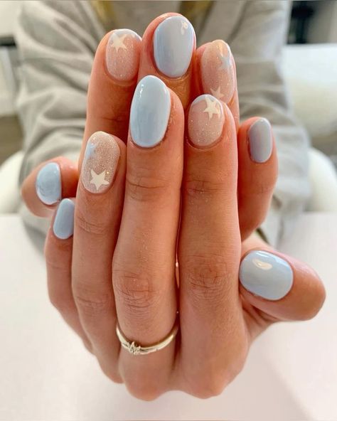 Light Blue And Tan Nails, Light Blue New Years Nails, Light Blue Nails 2023, Cruise Nail Ideas Short, Sky Blue Nails Design Short, Light Blue Nails With Accent Nail, Cute Short Beach Nails, Blue Nails With Design Short, Light Blue Vacation Nails