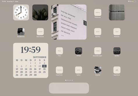 Ios 17 Ipad Ideas, Ipad Homescreen Ideas Student, Aesthetic Ipad Homescreen Layout School, Ipad Widget Layout Ideas, Ipad Asthetic Homescreen Ideas, Asthetic Ipad Organization, College Ipad Wallpaper, Aesthetic Ipad Homescreen Layout Brown, Clean Ipad Homescreen