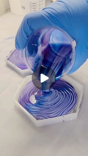 Epoxy Alcohol Ink, Epoxy Tutorial, Alcohol Ink Ideas Tutorials, Epoxy Coasters, Epoxy Resin Diy, Resin Crafts Tutorial, Epoxy Tumblers, Resin Ideas, Resin Coasters