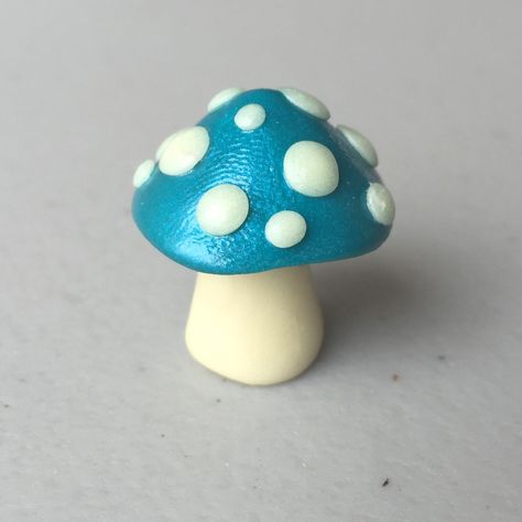 Modeling Clay Mushroom, Polymer Clay Plant Pot Decorations, What To Make From Clay, Craftivism Ideas, Mini Clay Mushrooms, Cute Clay Mushroom, Cute Small Clay Ideas, What To Make With Clay, Mini Clay Sculptures