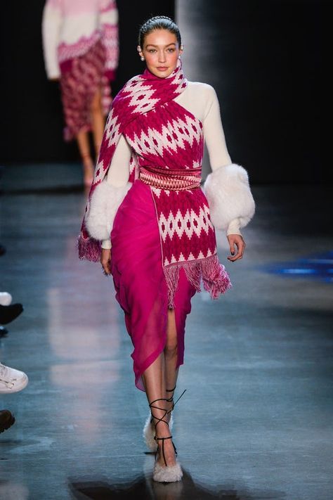 Prabal Gurung | Ready-to-Wear - Autumn 2018 | Look 1 Fashion Collection Inspiration, Ethnic Clothes, Fusion Wear, Dressing Ideas, Fashion Design Collection, Ethnic Outfits, Prabal Gurung, Tickled Pink, Bohemian Fashion