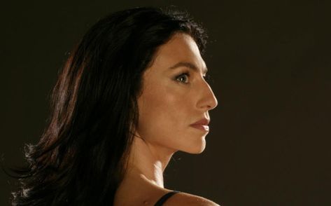 A picture of Claudia Black an Australian Film actress,She is the best Example I can find of a woman with Neanderthal Traits, Notice the long Aquiline nose and the brow ridge and how her forehead slopes backwards just like mine and like the Neanderthal skull.She Barely has a chin and her skull is very long from front to back. I think she is so Beautiful Bumpy Nose, Roman Noses, Nose Appreciation, Aquiline Nose, Roman Nose, Hooked Nose, Claudia Black, Big Nose Beauty, Pretty Nose