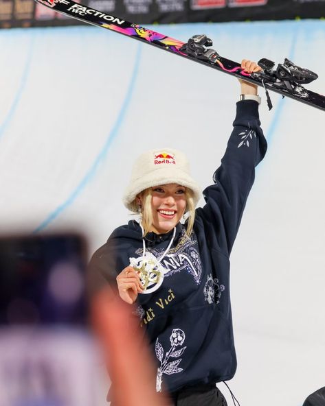 Eileen Gu's return to the X Games Aspen superpipe ends the same as her first - with a gold medal Check more at https://syakaihoken-web.com/eileen-gus-return-to-the-x-games-aspen-superpipe-ends-the-same-as-her-first-with-a-gold-medal/ Eileen Gu, X Games, Year Plan, Gold Medal, Girl Crush, Boss Babe, Dream Vacations, Aspen, Pretty Woman