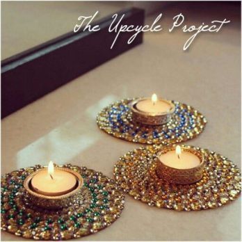 Top 10 exquisite Diwali lights, lamps and diya ideas: https://thechampatree.in/2016/10/24/diwali-lights/ Diy With Kids, Cd Crafts Diy, Old Cd Crafts, Cd Idea, Recycled Cds, Cd Diy, Old Cd, Diwali Lights, Old Cds