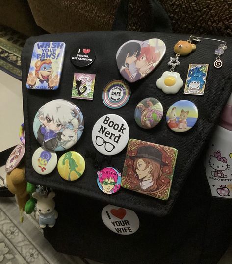 Pin Backpack Aesthetic, Pin Bag Aesthetic, Nur Core, Pins On Bag, Scenecore Kandi, School Bag Essentials, Inside My Bag, Bag Pins, Backpack Decoration