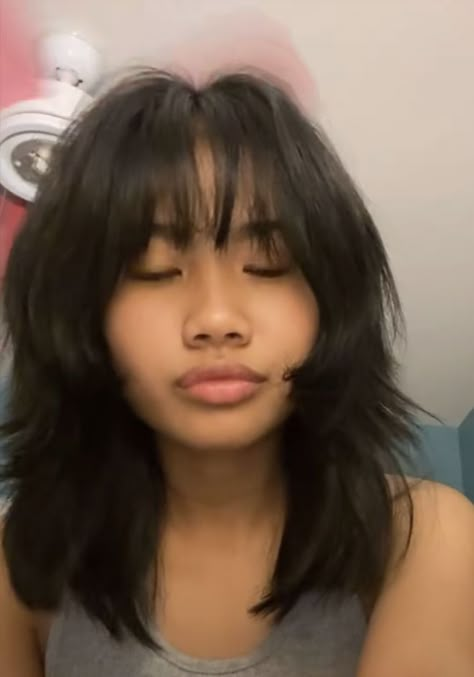 Hangodango on tiktok 3 Layered Haircuts For Medium Hair, Wolfcut Mid Length Hair, Round Face Straight Bangs, Wolfcut With Bangs Round Face, Curtain Bangs With Shaggy Layers, Wolfcut Hairstyles Medium, Wolf Cut Medium Hair With Bangs, Mid Layered Haircuts Round Faces, Wolfcut Short With Bangs