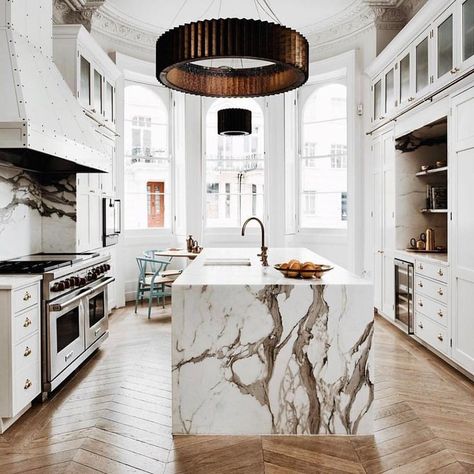 Marble island Interior Design Minimalist, Classic Kitchen, Kitchen Marble, Interior Modern, Luxury Kitchens, Large Kitchen, Counter Tops, White Cabinets, Luxury Kitchen