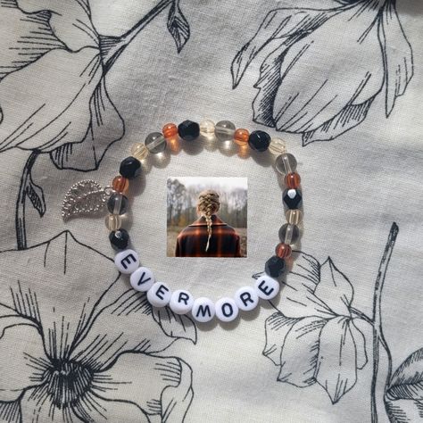 Evermore Eras Tour Bracelets, Evermore Taylor Swift Bracelet Ideas, Evermore Gift Ideas, Willow Friendship Bracelet, Willow Bracelet Taylor Swift, Ivy Friendship Bracelet, Eras Tour Bracelets Evermore, Evermore Friendship Bracelet Ideas, Ivy Bracelet Taylor Swift