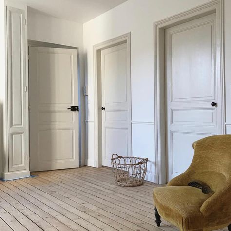 White Hallway, Vintage Decoration, Black And White Tiles, White Doors, Painted Doors, White Interior, Home Decorating, House Inspo, Decor Interior Design