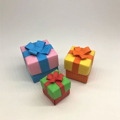 Diy Tiny Gift Boxes, Gift Box From Paper, Origami Gift Box Diy, Mini Christmas Presents, Oragami Christmas, Box From Paper, Christmas Present Boxes, Origami Gift Box, How To Make Origami