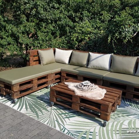 Pallet Bank, Skid Furniture, Pallet Lounge, Pallet Patio Furniture, Pallet Patio, Casa Vintage, Soft Pillows, Pallet Projects, Outdoor Sectional Sofa