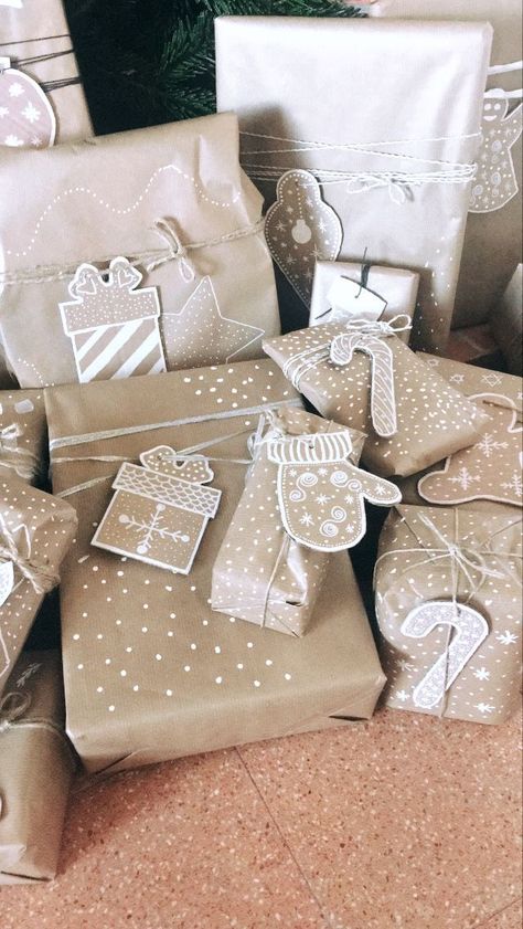 Kraft Gift Wrapping, Diy Christmas Gift Wrapping, Christmas Wrapping Diy, Gift Wrapping Techniques, Gifts Wrapping, Gift Wrapping Inspiration, Gifts Wrapping Diy, Holiday Wrap, Wrapping Gifts