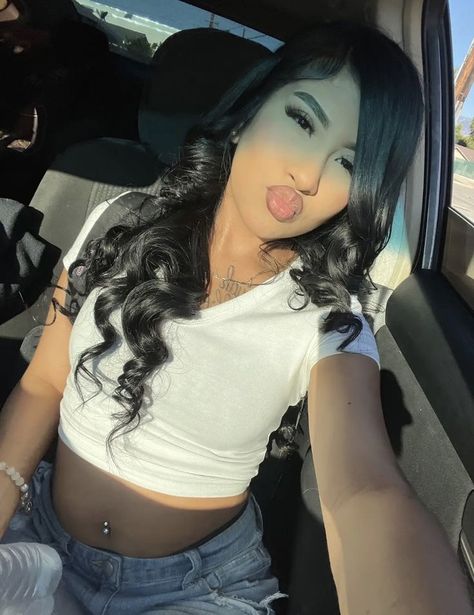 #pinterest #tiktok #instagram #women #latina #beauty #inspo #hair #hairstyles #hairstylesforlonghair Hair Styles Latina, Baddie Hairstyles Latina, Cute Latina Hairstyles, Hairstyles With Curled Hair, Latina Makeup Looks, Mexican Hairstyles, Girl Baddie, Edgars Haircut