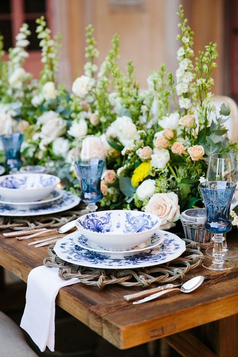 Trending Now: Dutch Delft and Chinoiserie-Inspired Wedding Décor Reception Place Settings, Blue And White Plates, Classic Blue Wedding, Chinoiserie Wedding, Wedding Photo Booth Props, Wedding Thanks, Edible Wedding Favors, White Plates, Wedding Table Settings