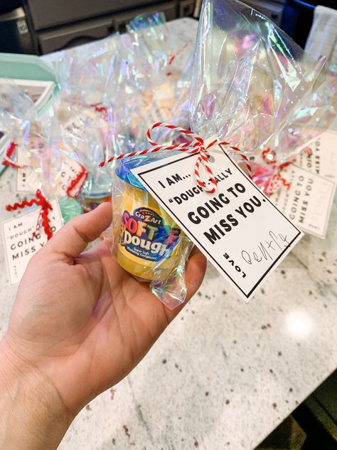 Gift idea for classmates when kids move away. I’m “dough”-tally going to miss you. Simple and cheap! Bags: $1 + bulk size play dough: $10 (Walmart) + cute ribbon: $5 (from Michaels) + signs: I created in photoshop! Feel free to message me if you want the template! Gift Bags For Students From Teacher, Simple Gifts For Students, Gifts For Students From Student Teacher Goodbye, Student Gifts From Student Teacher, Student Teacher Gifts Goodbye For Kids, Student Teaching Goodbye Gifts Kids, Gift Ideas For Classmates, Gifts For Students From Teacher, Gifts For Classmates