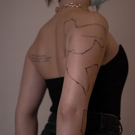 Wrapped Tattoo Arm, Long Line Tattoo Arm, Abstract Squiggle Tattoo, Tattoo Lines Abstract, Tattoo Line Art Woman, Lines Tattoo Arm, Abstract Tattoo Lines, Line Around Arm Tattoo, Shoulder Line Tattoo