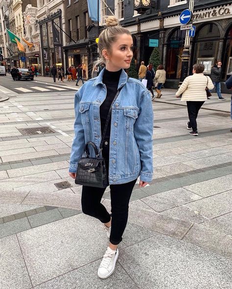 Sophie Kirby on Instagram: “Slowly digging the denim jackets out my wardrobe 😇 #TopshopStyle” Denim Jacket Outfit Winter, Oversized Jean Jacket Outfit, Denim Jacket Outfit Women, Oversized Denim Jacket Outfit, Eurotrip Outfits, Winter Jacket Outfits, Black Pants Outfit, Outfits Con Jeans, Look Legging