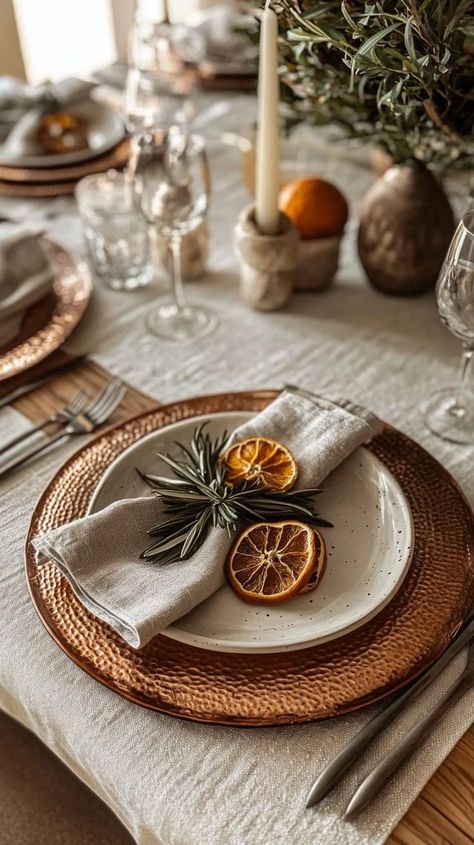 20 Simple Thanksgiving Table Settings for an Elegant Holiday Dinner 15 Wood Plates Decor Ideas, Birthday Dinner Table Decor, Table Setting With Food, Simple Thanksgiving Table Settings, Table Setting Aesthetic, Minimal Table Decor, Fall Tablescapes Elegant, Dining Table Setting Ideas, Thanksgiving Table Scape