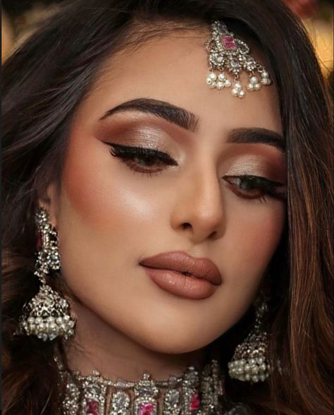 Dusky Bridal Makeup Indian, South Asian Bridal Makeup, Round Face Bridal Makeup, Indian Wedding Makeup Bridal Looks, Desi Wedding Makeup, Desi Bride Makeup, Desi Makeup Looks, Valima Makeup, Gold Dress Makeup