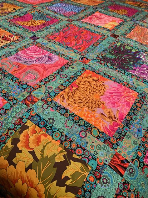 Kaffe Fassett Quilts Ideas Large Prints, Quilts With Large Print Fabric, Kaffe Fassett Quilt Patterns, Kaffe Fassett Quilts Pattern Free, Jewel Frames, Crazy Quilts Patterns, Bright Quilts, Kaffe Fassett Quilts, Big Block Quilts