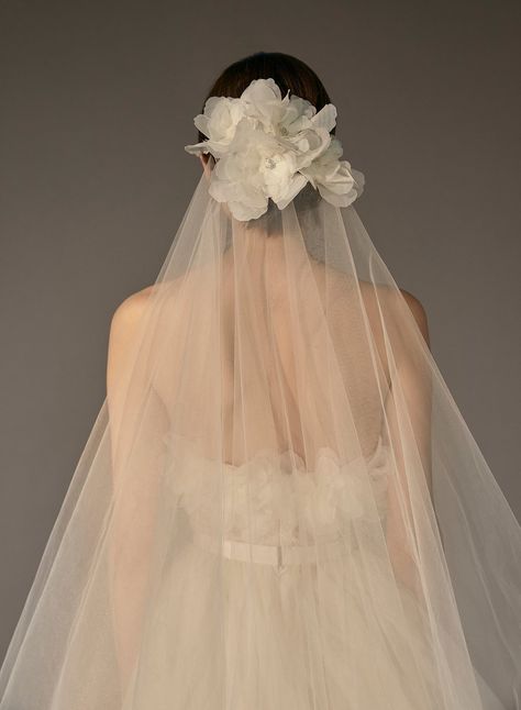 LOOK 1 - ELIE SAAB BRIDAL - SPRING 2023 Headpiece Veil, Wedding Dress With Tulle, Elie Saab Bridal, Fishtail Wedding Dress, Dress With Tulle, Bride Headpiece, Organza Flowers, Flower Headpiece, Piece Of Art