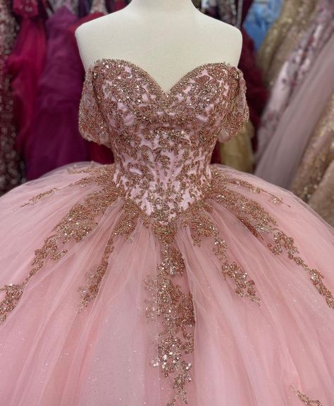 Rose Gold Quince Dama Dresses, Gown Elegant Evening, Light Pink Quinceanera Dresses, Prom Gown Elegant, Rose Gold Quince, Quincenera Dresses, Quinceanera Pink, Quinceanera Planning, Elegant Evening Dress