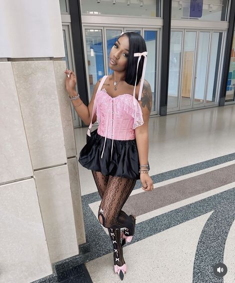 Pink Corset Black Skirt, Nicki Outfits Concert, Corset Outfits Black Women, Pink Outfit Ideas Black Women, Bow Outfit Black Women, Corset Birthday Outfit, Coquette Outfit Black Woman, Pink Birthday Outfits, 20th Birthday Outfit Ideas