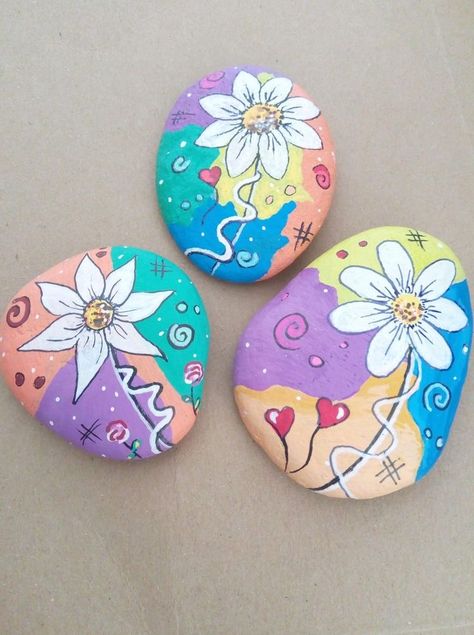 Painted Rocks Ideas For Spring, Flower Rock Painting, Flower Painted Rocks, Rock Painting Flowers, Paint Pens For Rocks, Garden Rock Art, Diy Rock Art, Stone Art Painting, Painted Rocks Kids