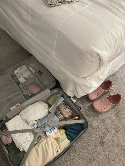 Carry On Aesthetic, Packing Suitcase Aesthetic, Packed Bags, Packing Aesthetic, Amazon Travel Must Haves, Carry On Makeup, Europe Travel Essentials, Pack With Me, Essentials Checklist